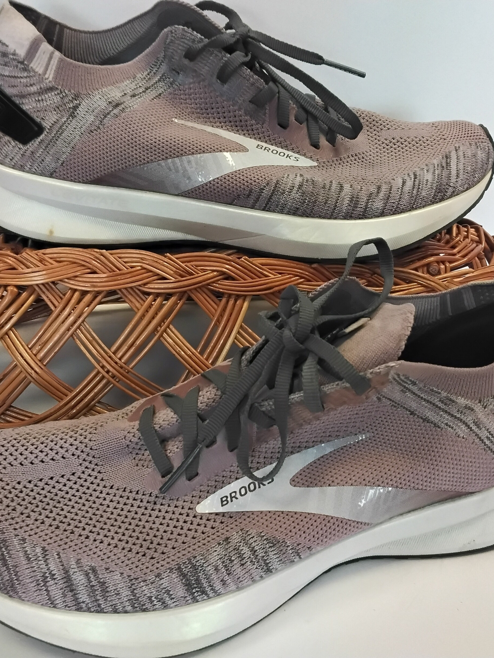 Brooks Levitate 4.0 W/Size 11 Usa Knit Running Shoes in Mauve and Gray